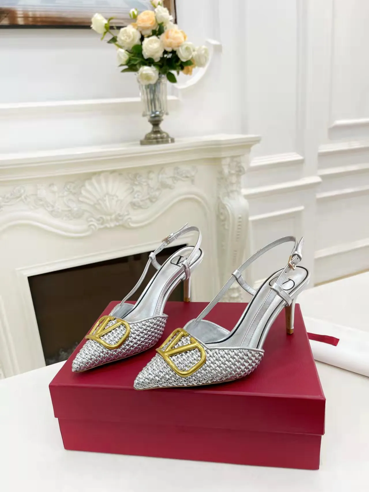 👟👟Ex-factory price 440👟👟 Genuine leather sole +40 Top version 𝑉𝐴𝐿𝐸𝑁𝑇𝐼𝑁𝑂 Valentino new spring and summer women's 5⃣️color empty back sandals. The unique [V family hand-woven] brings out a full sense of high-end, and the new season will live up to expectations! Worth buying★Absolutely high-grade❥Original method, Absolutely sensual❥Elegant style, creating a different feeling, simple and elegant style!  Code number: 35-41 (34-42 is custom-made and non-returnable) Inner lining: Sheepskin lining Heel height: 7.5 cm Leather outsole + 40 rubber outsole